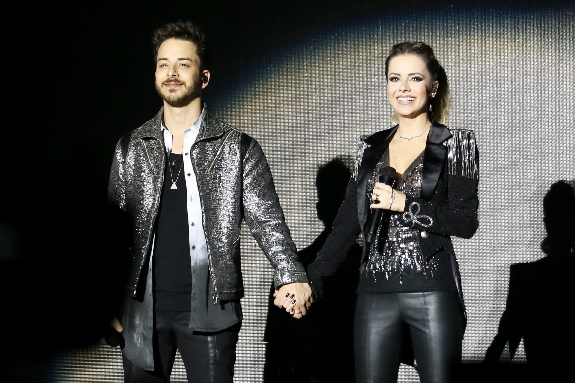 Imagem com s cantores e irmãos Sandy e Junior, eles vão lançar a série documental da história da dupla