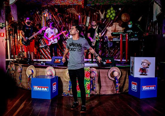 foto do cantor luanzinho moraes em programa do circuito são joão sergipe