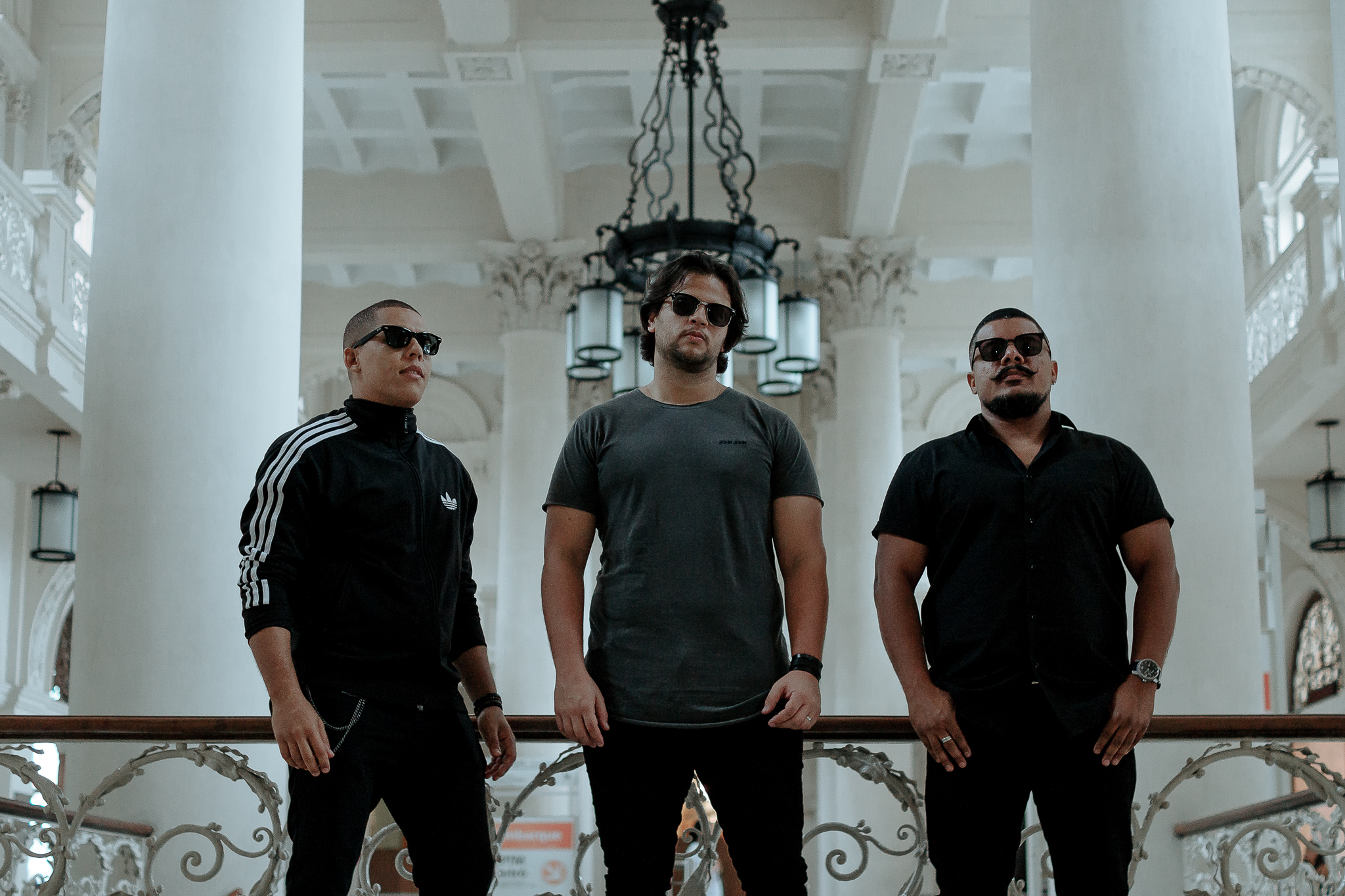 Foto com os três integrantes da banda Mantre