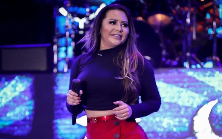 na imagem a cantora márcia Felipe no palco do seu show