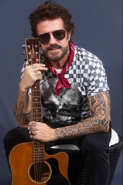 na imagem o cantor Tuca Fernandes em divulgação para o lançamento de seu novo single