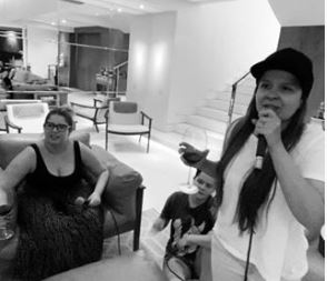 Na foto, as cantoras Marilia Mendonça e Maiara e maraisa, fazendo um ensaio de uma musica inédita que apesentarão na live de domindo, 14 de junho
