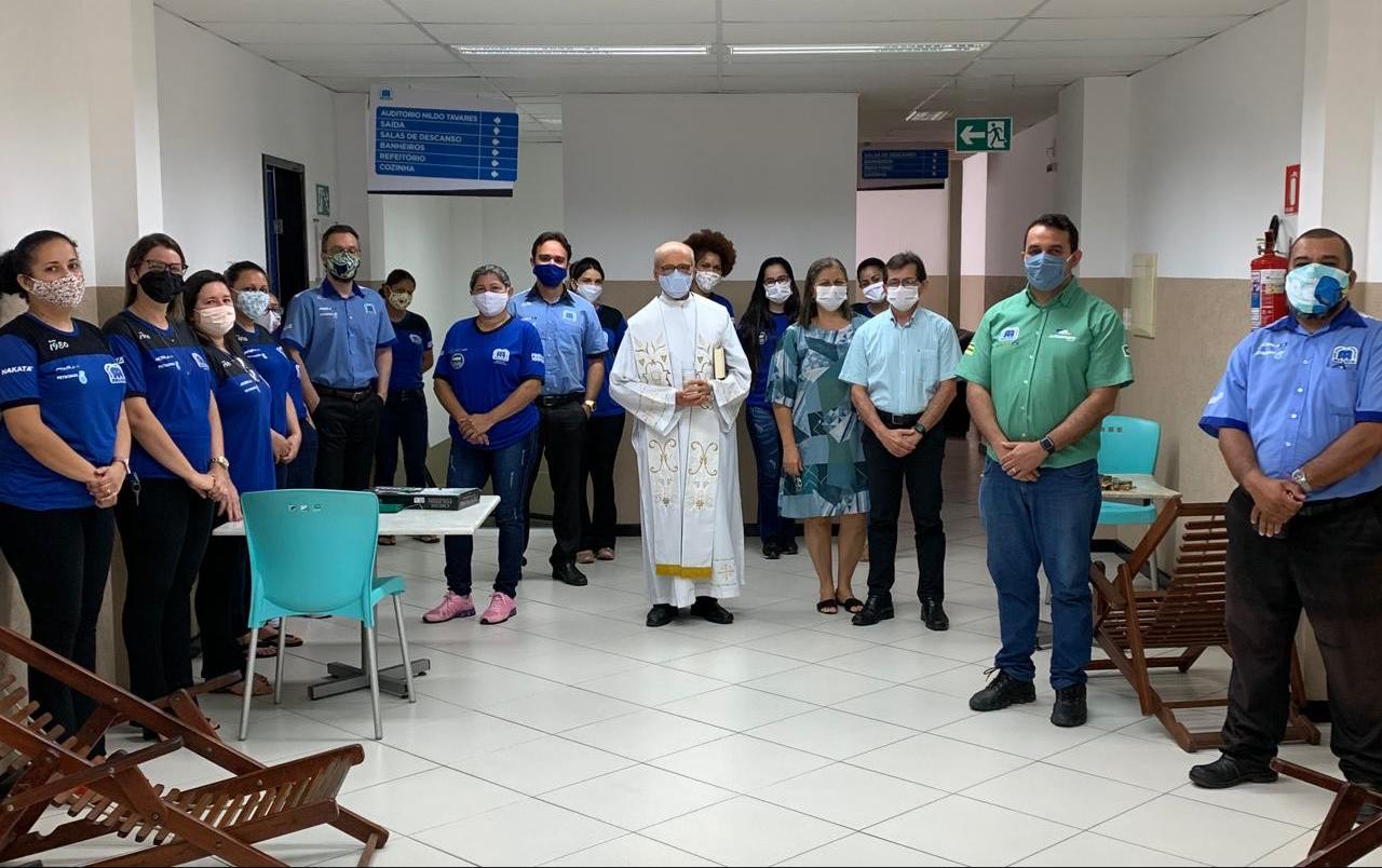 foto dos funcionários da Macedo da Rua Mariano Salmeiron, no Siqueira Campos, puderam acompanhar a benção do Padre Peixoto como forma de comemoração e agradecimento pelo período. os funcionários da Macedo da Rua Mariano Salmeiron, no Siqueira Campos, que puderam acompanhar a benção do Padre Peixoto como forma de comemoração e agradecimento pelo período.