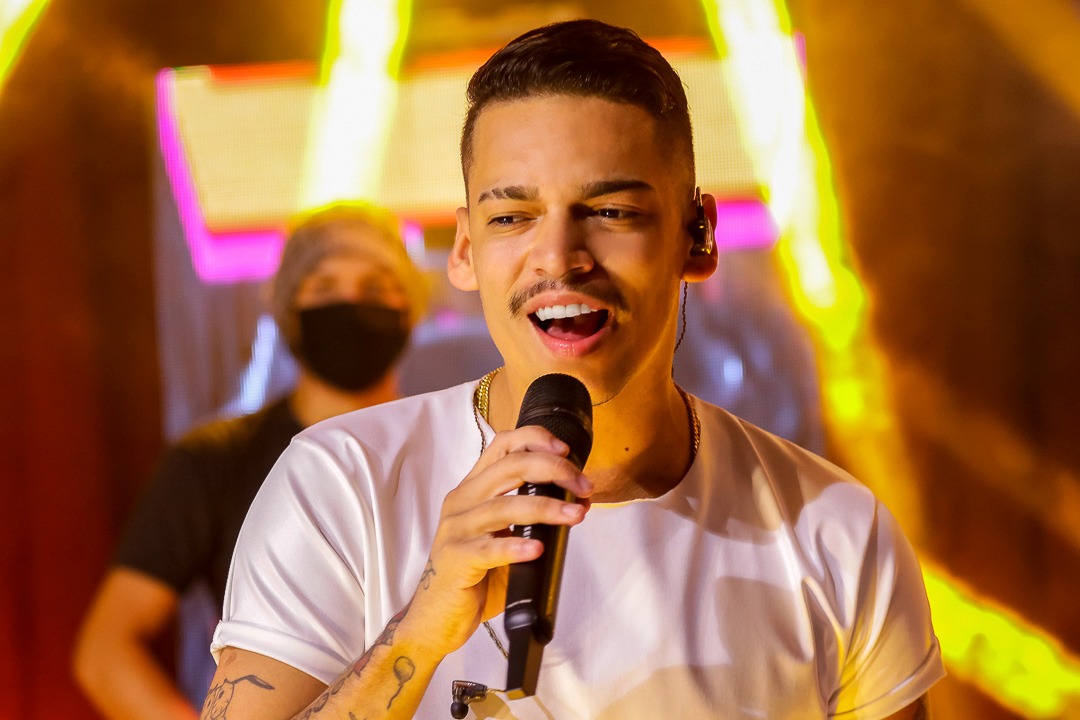 Cantor Devinho Novaes em show