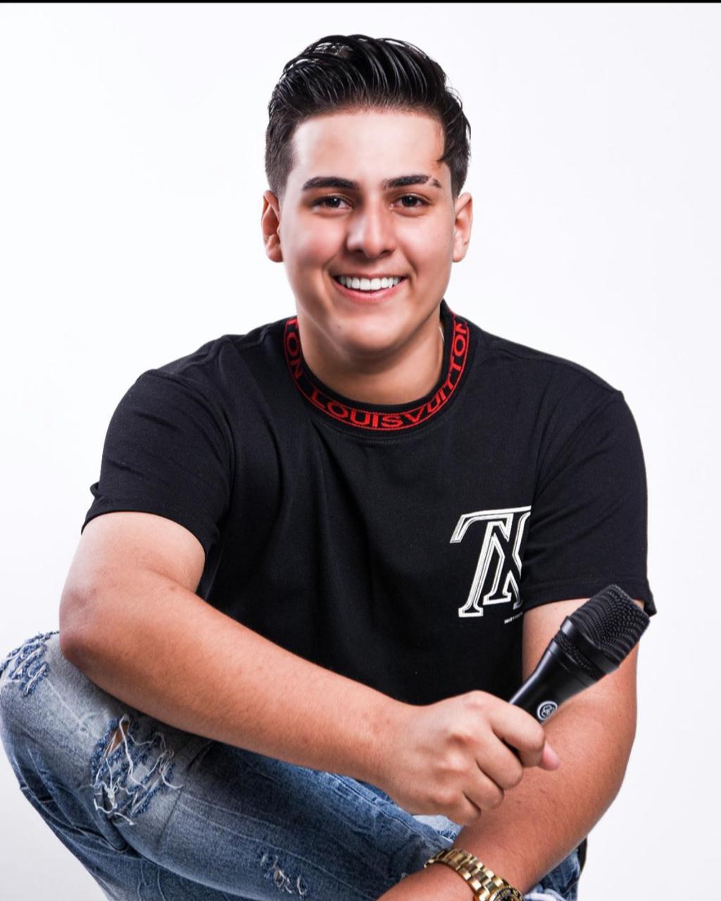 O cantor Gustavinho