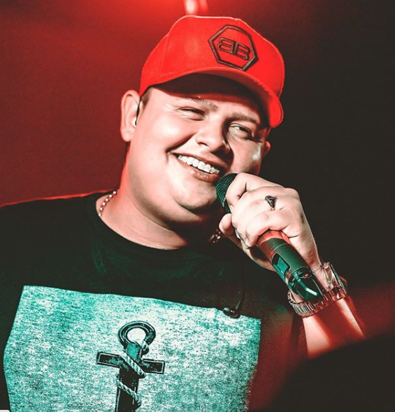 O cantor Weliton Gordinho em preparativos para lançamento de novo CD em sua terceira love