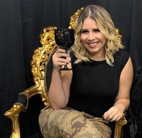 Na imagem a cantora Marília mendonça, ela vai fazer uma live no dia 08 de agosto