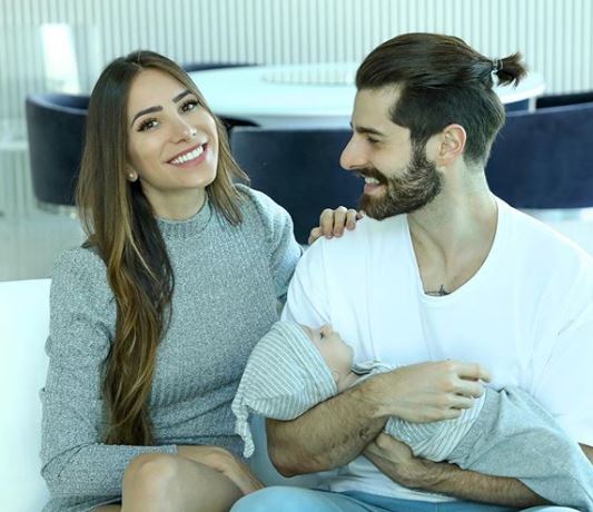 Na imagem o casal Romana, Alok e o filho Ravi.