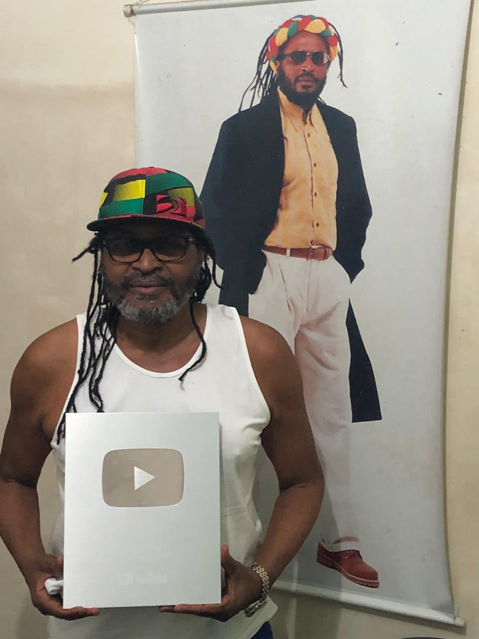 Edson Gomes recebe placa especial do YouTube por marca alcançada