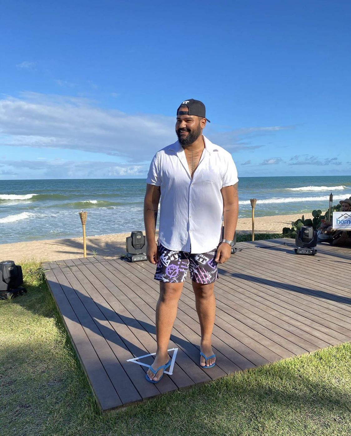 Rode Torres comandou uma live pra lá de especial, tendo a praia como cenário