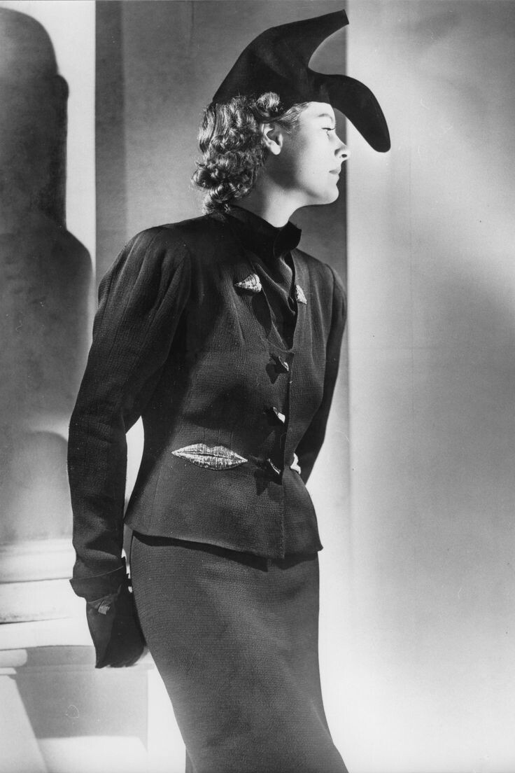 O chapéu de sapato criado em 1937 por Elsa Schiaparelli em colaboração com Salvador Dalí